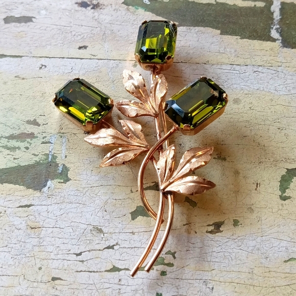 1940s Signed Van Dell Floral Green Gemstone, 12k Gold Filled Brooch - Picture 1 of 6